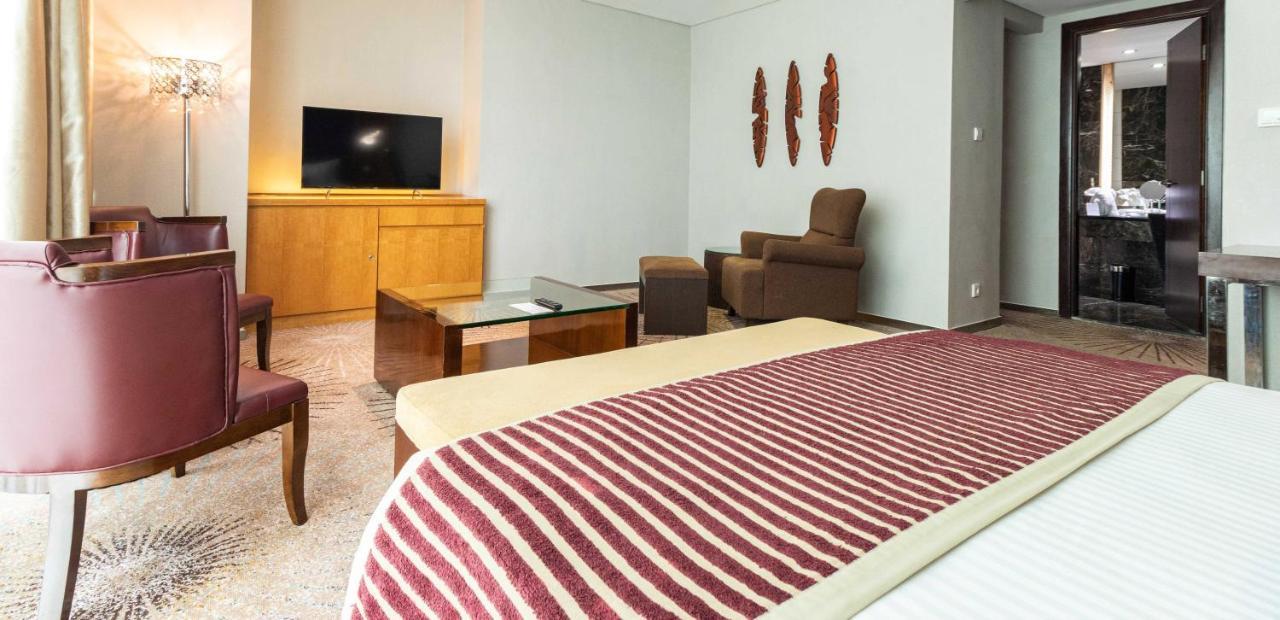 Cambridge Hotel Medan Eksteriør bilde