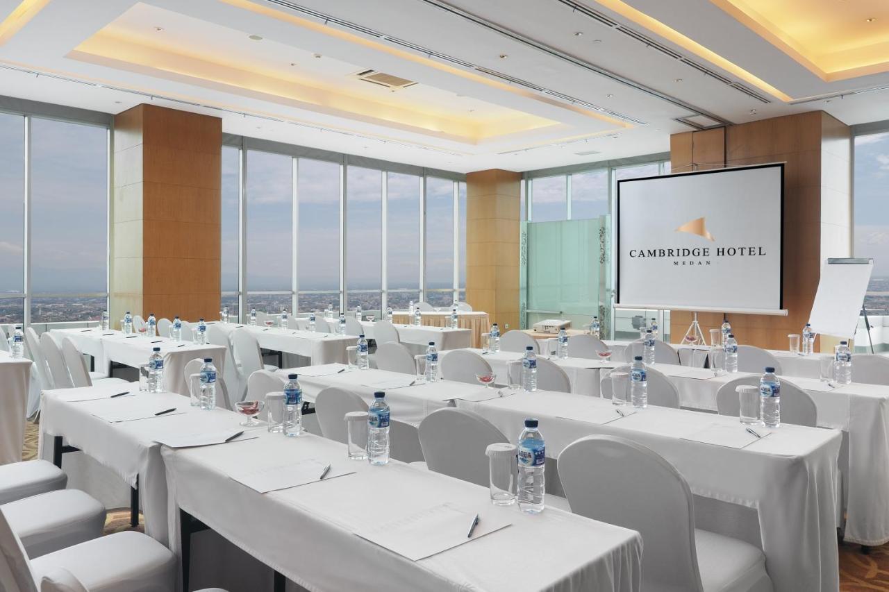 Cambridge Hotel Medan Eksteriør bilde